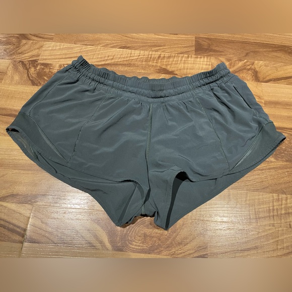 Lululemon Hotty Hot Short I| (2.5") Size 10 - Picture 4 of 11